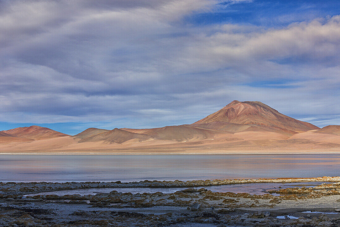 Die vielfarbigen, surrealen Landschaften der bolivianischen Altiplano-Region; Bolivien