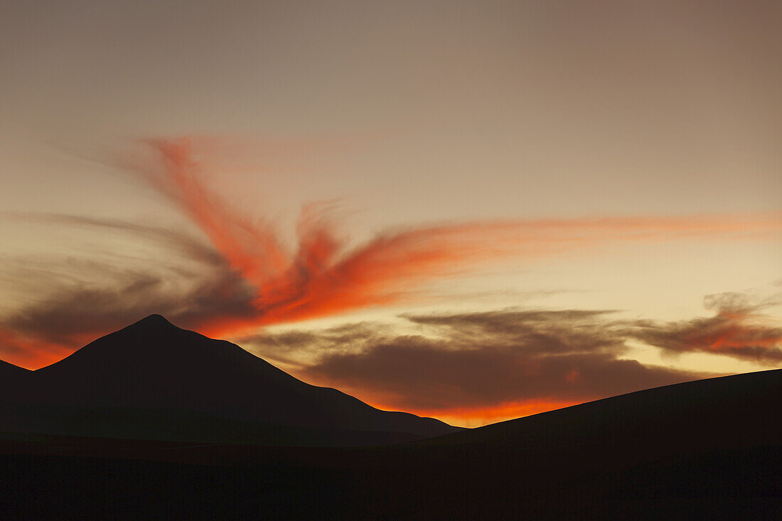 Die surreale Landschaft von Boliviens Altiplano-Region in der Nähe von Uyuni leuchtet in einem wunderschönen Sonnenuntergang; Bolivien
