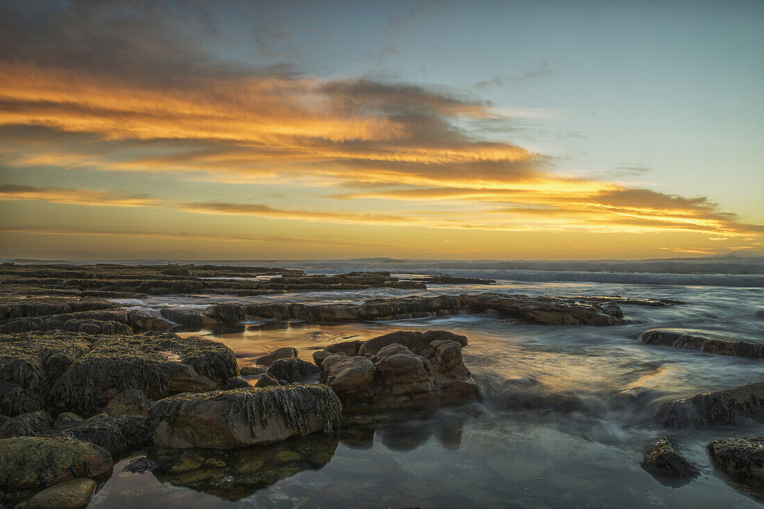 Sonnenuntergang über dem Ozean in der Nähe von Kapstadt; Südafrika
