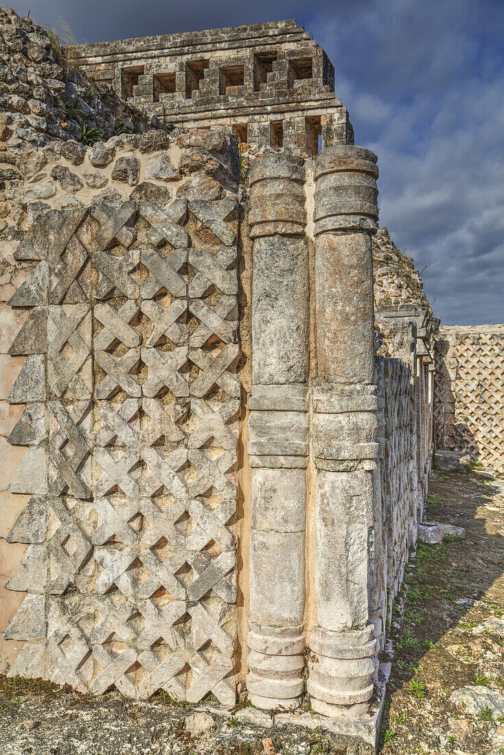 Typische Säulen im Puuc-Stil, Palast der Masken, archäologische Stätte Kabah; Yucatan, Mexiko