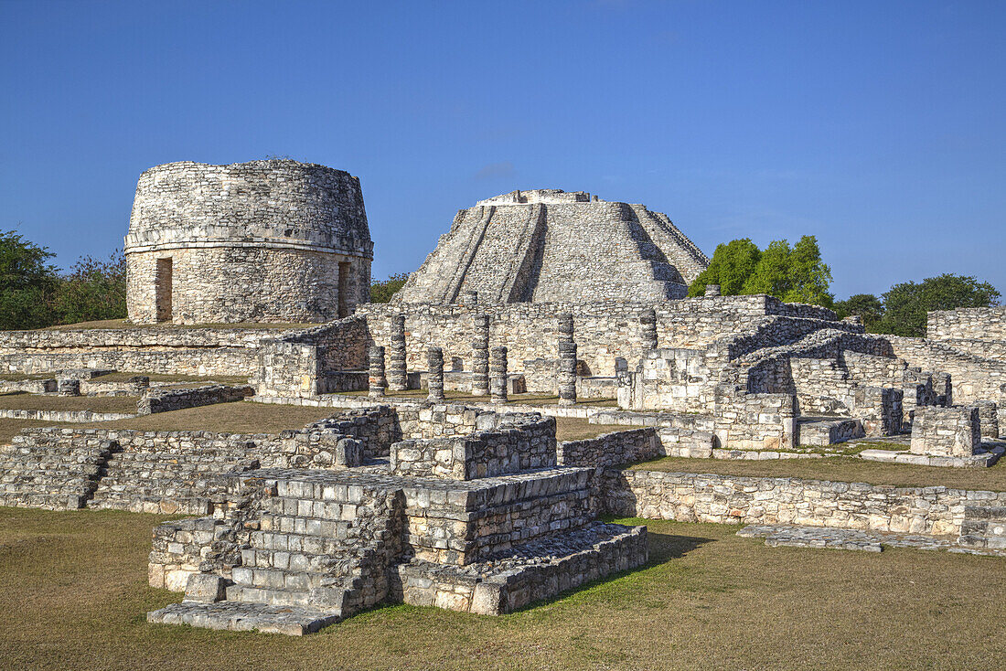 Runder Tempel, Castillo De Kukulcan (Hintergrund), Mayapan Maya Ausgrabungsstätte; Yucatan, Mexiko