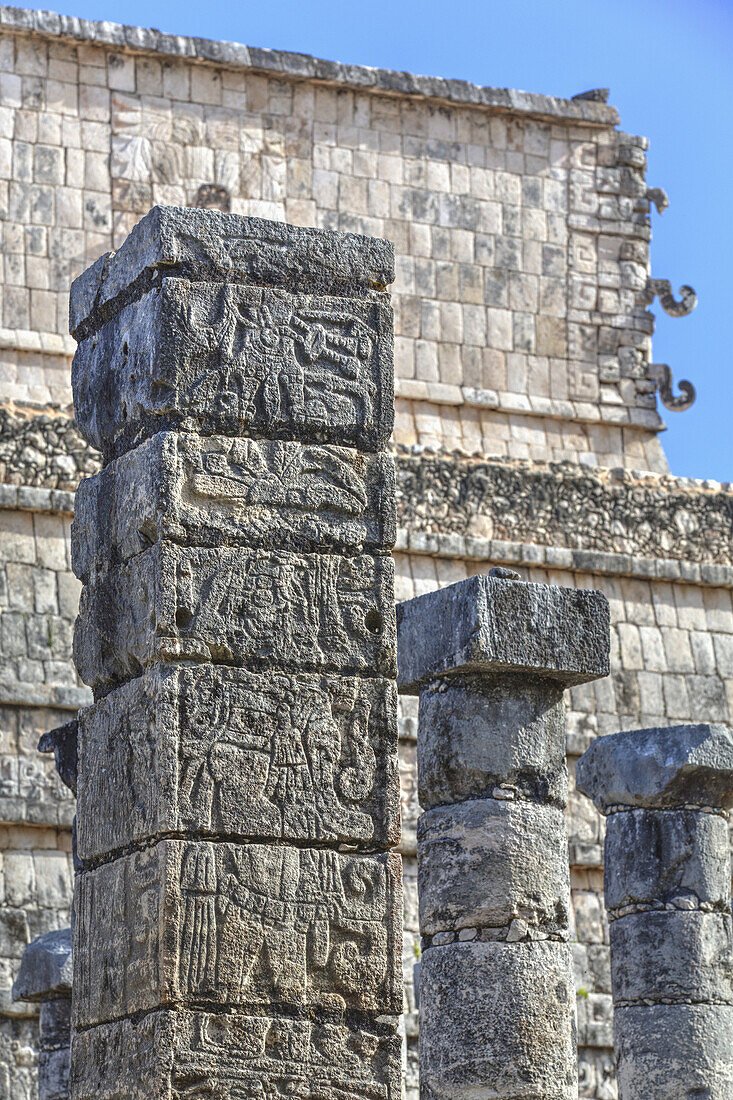Mit geschnitzten Tiergöttern verzierte Säulen, Gruppe von tausend Säulen, Chichen Itza; Yucatan, Mexiko