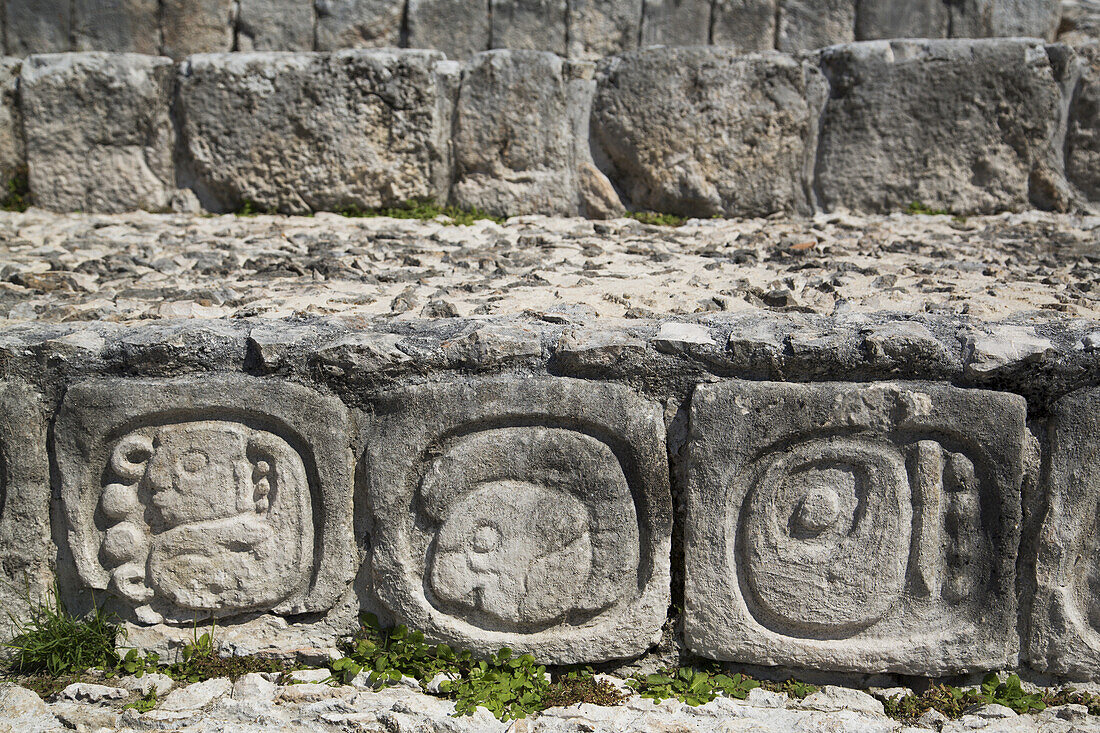 In Stein gehauene Hieroglyphen, Struktur der fünf Stockwerke (Pisos), archäologische Maya-Stätte Edzna; Campeche, Mexiko
