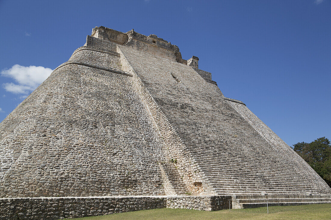 Pyramide des Magiers, archäologische Maya-Stätte Uxmal; Yucatan, Mexiko