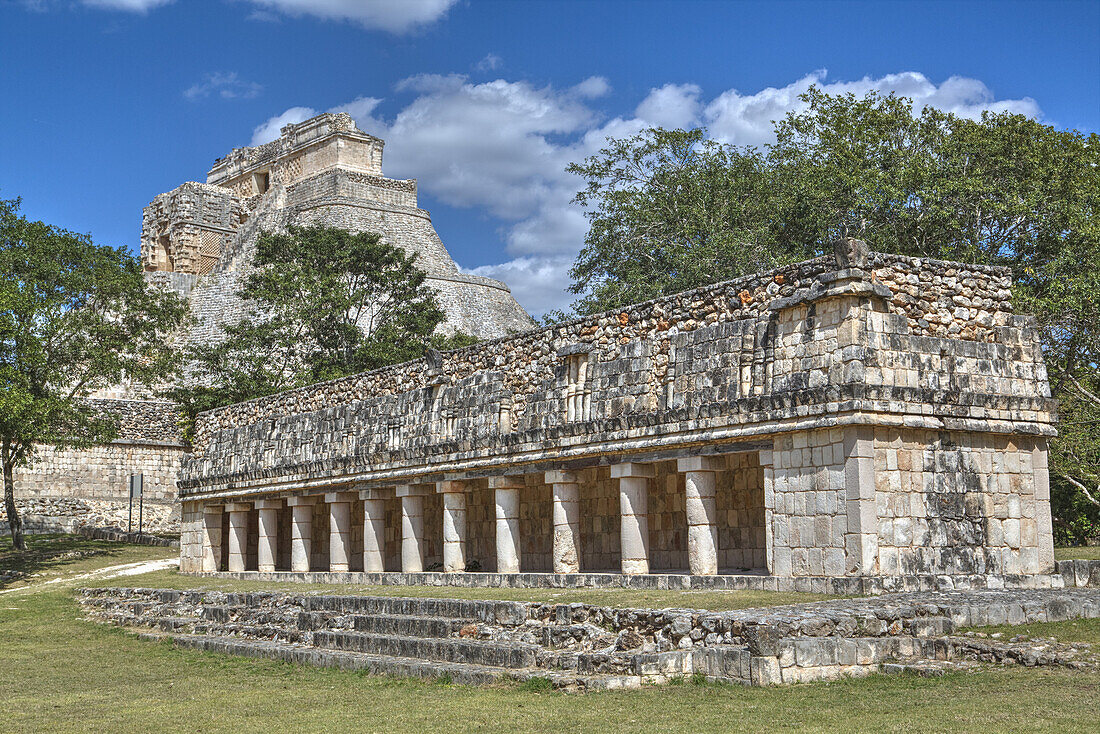 Säulengebäude (Vordergrund), Pyramide des Magiers (Hintergrund), Uxmal; Yucatan, Mexiko