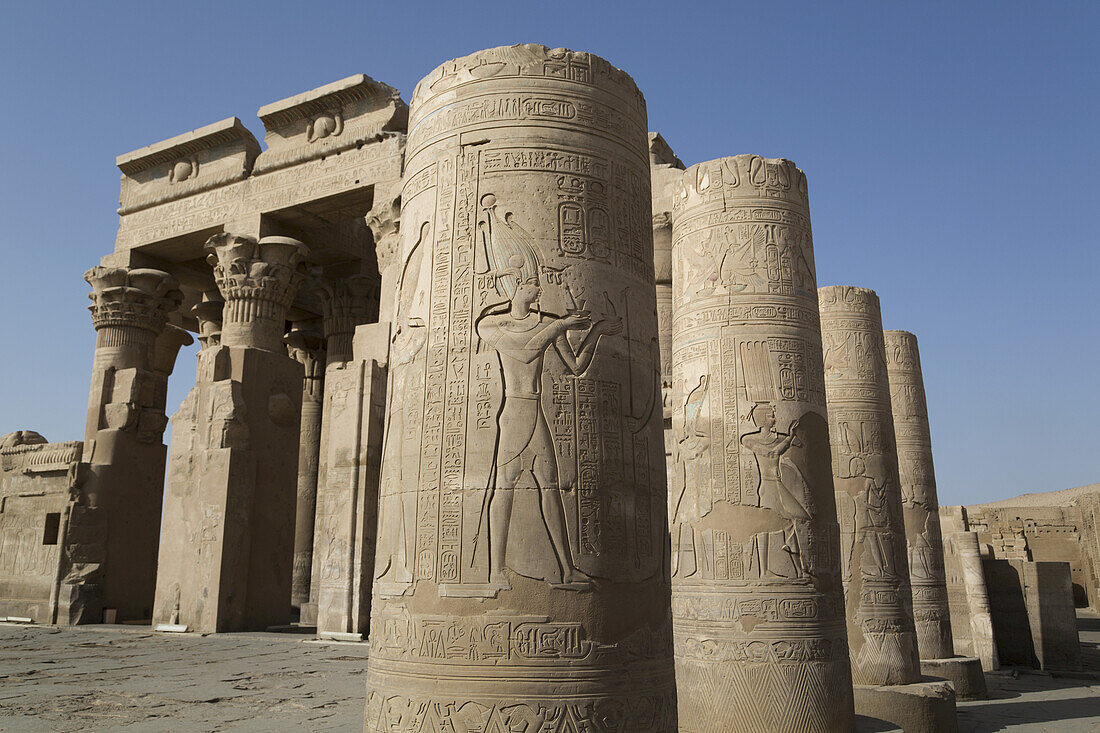 Säulen mit Bas-Relief, Vorhof, Tempel des Haroeris und Sobeck; Kom Ombo, Ägypten