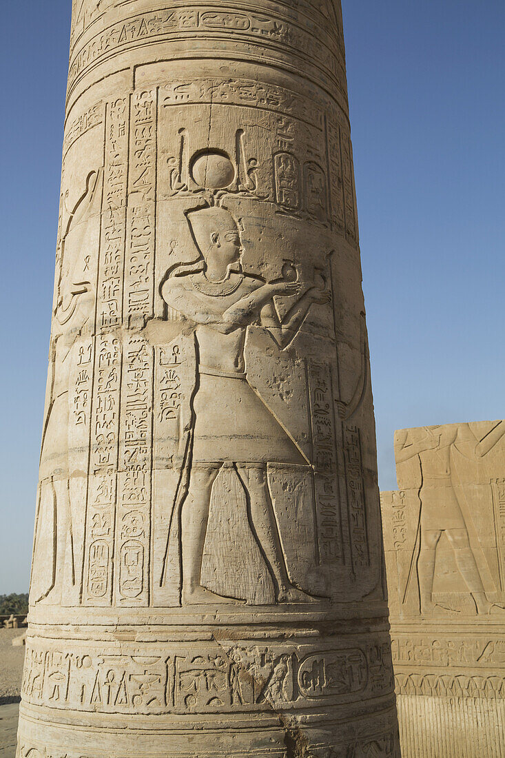 Säule mit Bas-Relief, Vorhof, Tempel des Haroeris und Sobeck; Kom Ombo, Ägypten