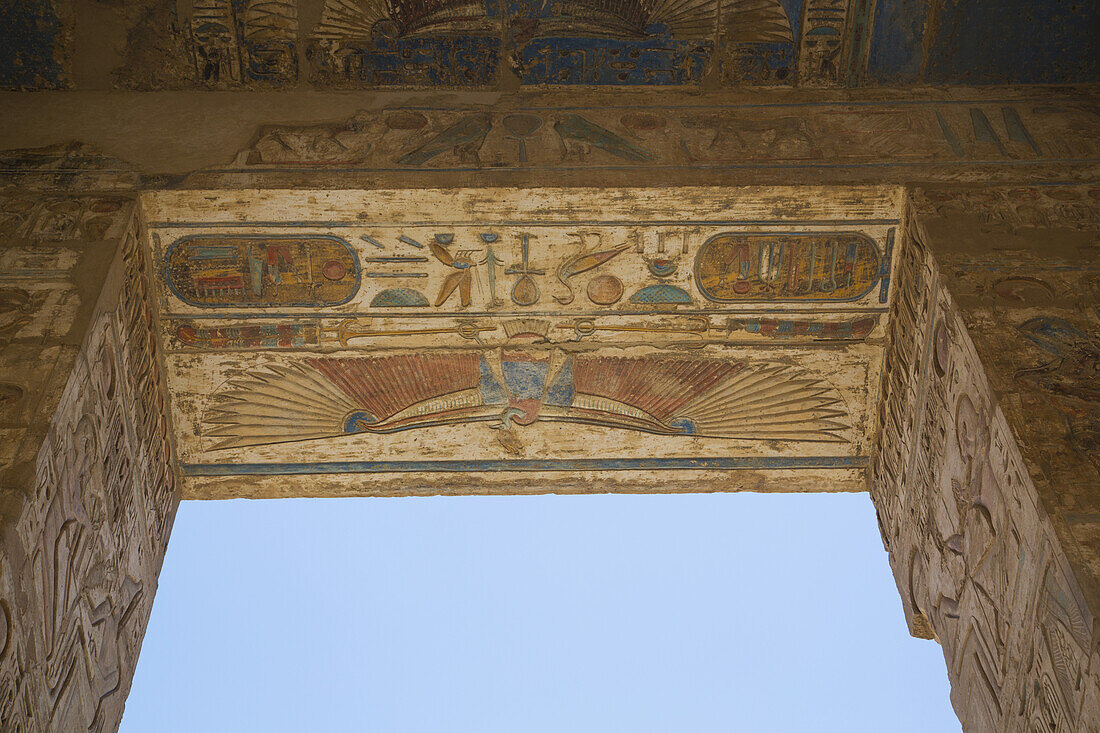 Bas-Relief eines Geiers auf dem Türsturz, Medinet Habu (Totentempel von Ramses Iii), Westjordanland; Luxor, Ägypten
