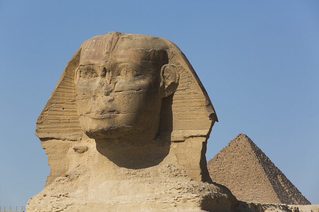 Sphinx (Vordergrund), Mycerinus-Pyramide (Hintergrund), Die Pyramiden von Gizeh; Gizeh, Ägypten
