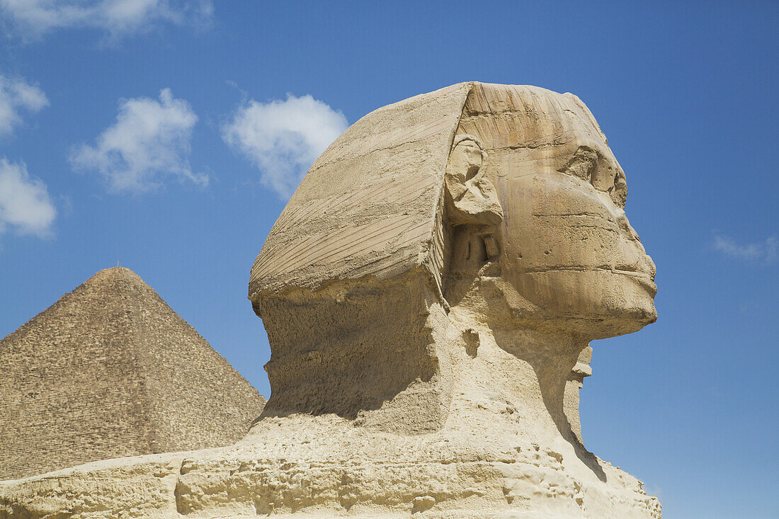 Sphinx (Vordergrund), Große Cheops-Pyramide (Hintergrund), Die Pyramiden von Gizeh; Gizeh, Ägypten