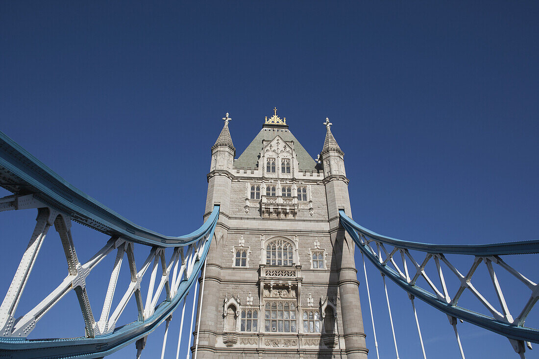 Tower Bridge, die die Themse überquert; London, England