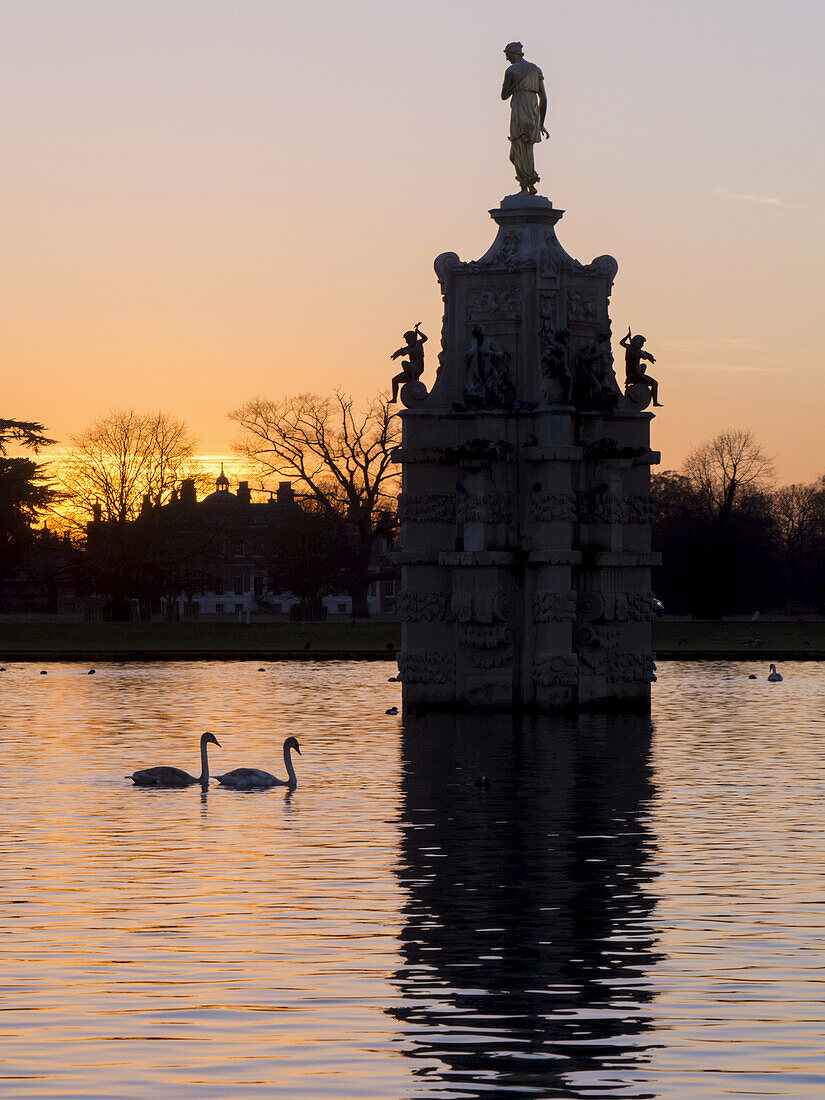 Bushey Park und Arethusa-Statue bei Sonnenuntergang; London, England