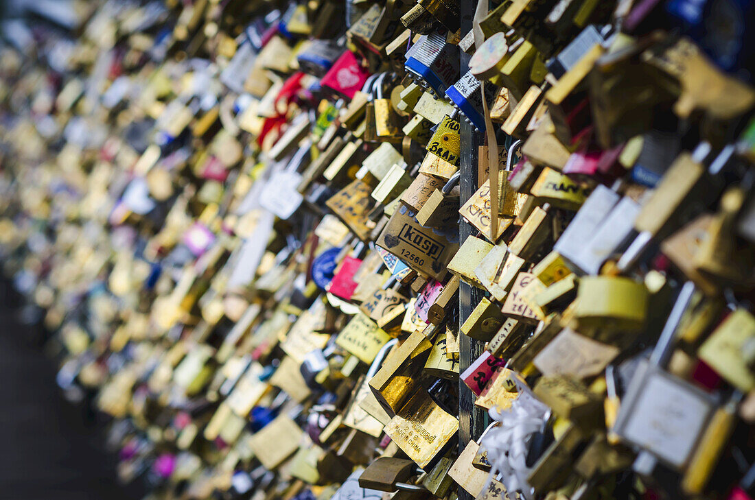 Vorhängeschlösser mit Liebesbotschaften an einer Brücke; Paris, Frankreich