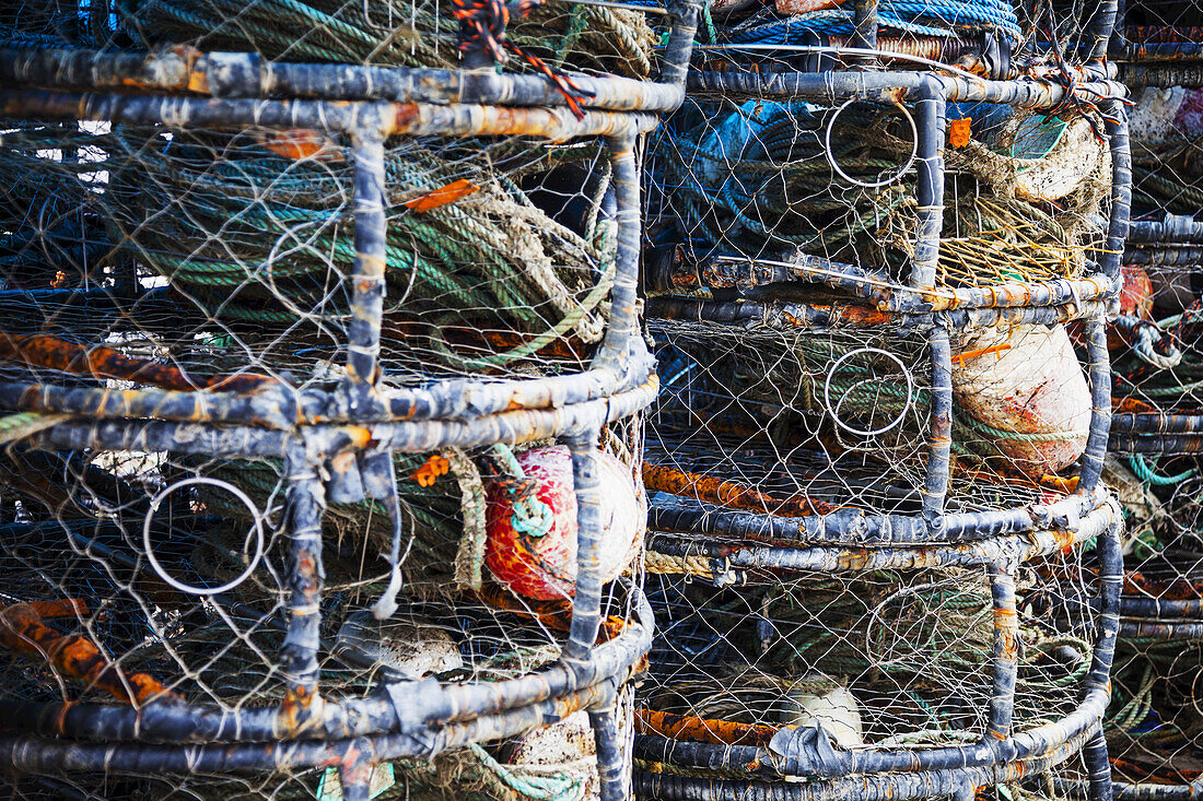 Gestapeltes Fischereigerät in Bodega Bay; Kalifornien, Vereinigte Staaten von Amerika