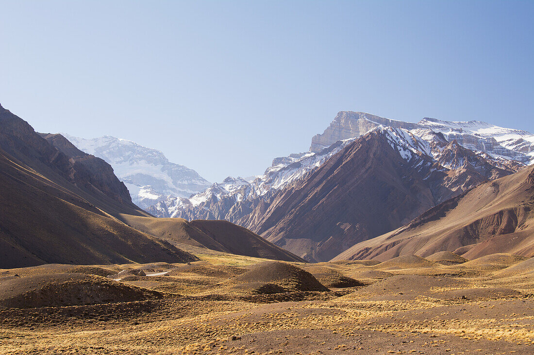 Hoch gelegenes Tal, das zum Berg Aconcagua in der Ferne führt; Mendoza, Argentinien