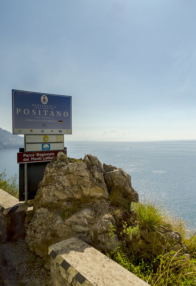 Das Autobahnschild an der Amalfiküste, das die Einfahrt zum beliebten Dorf Positano anzeigt; Positano, Kampanien, Italien