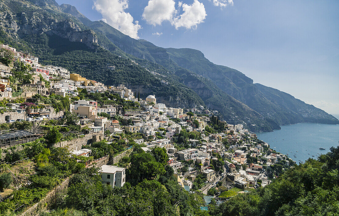 Die Stadt Positano auf der Panoramastraße zur Amalfiküste in Italien mit Blick auf das Mittelmeer und historische Bergdörfer und Architektur der alten Welt; Positano, Kampanien, Provinz Salerno, Italien