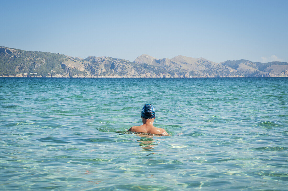 Rücken eines männlichen Schwimmers; Cala Sant Joan, Alcudia, Mallorca, Spanien