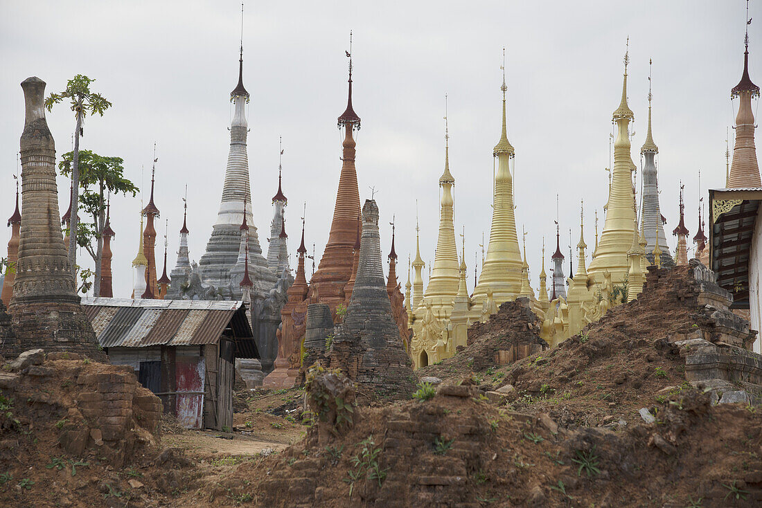 Gemischte neue und alte Stupas in diesem kleinen Dorf an einem Nebenfluss des Inle-Sees; Myanmar
