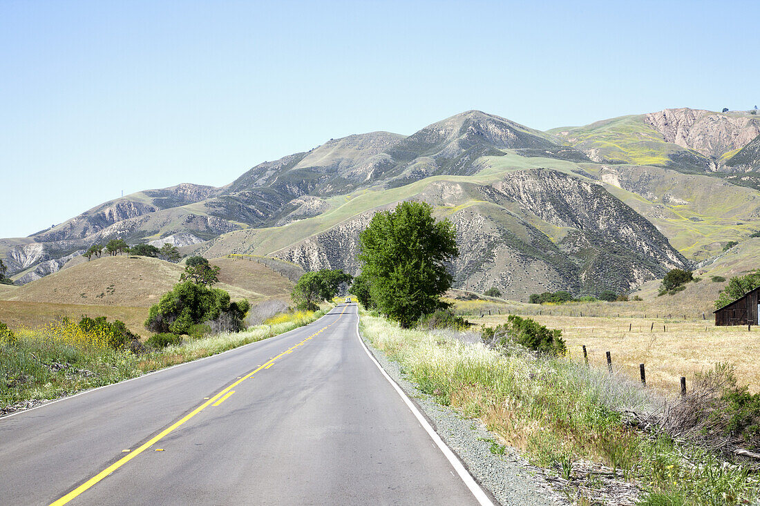 Perspektive Straße mit Bergen im Hintergrund; Kalifornien, Vereinigte Staaten von Amerika
