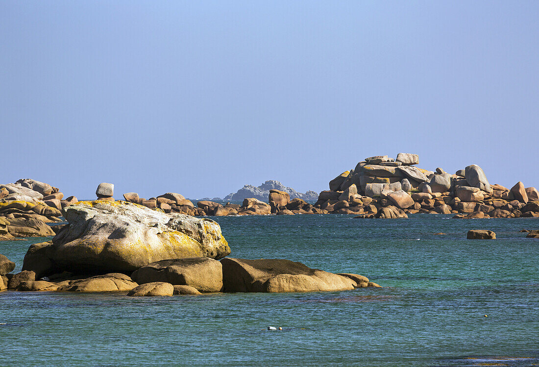 Dramatische Felsformationen in einer Bucht mit blauem Himmel; Ploumanach, Perros-Guirec, Bretagne, Frankreich