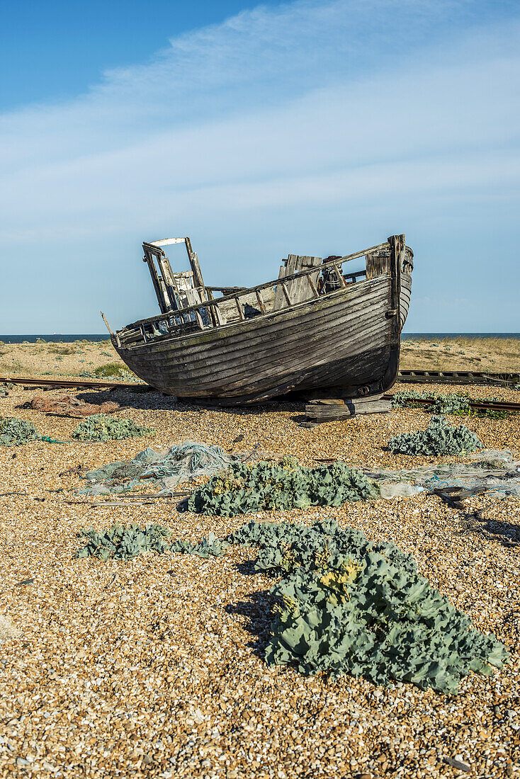 Altes Boot am Kieselstrand von Dungeness; Dungeness, Kent, England