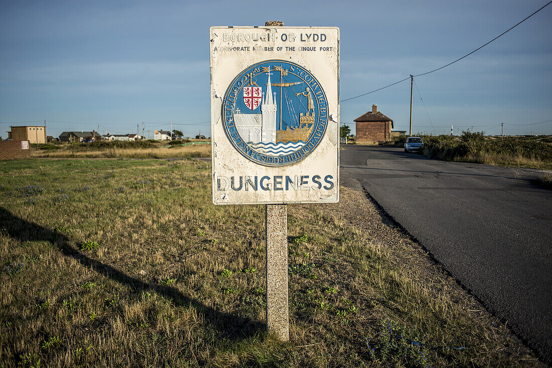 Straßenschild am Ortseingang von Dungeness; Dungeness, Kent, England
