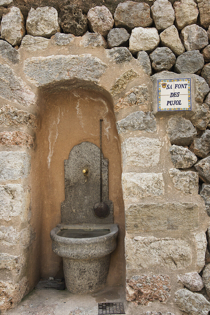 Eine Trinkpause für Wanderer auf dem Weg nach Soller; Mallorca