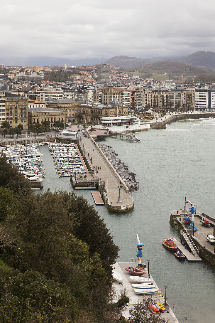 Hafen und Bucht La Concha bei Flut; San Sebastian, Spanien