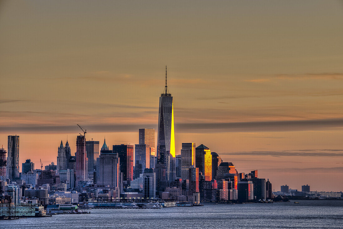 Sonnenuntergang über Lower Manhattan und dem World Trade Center; New York City, New York, Vereinigte Staaten Von Amerika