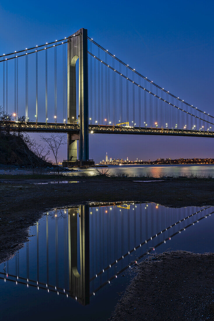 Verazzano-Narrows-Brücke bei Sonnenuntergang, Fort Wadsworth; Staten Island, New York, Vereinigte Staaten von Amerika