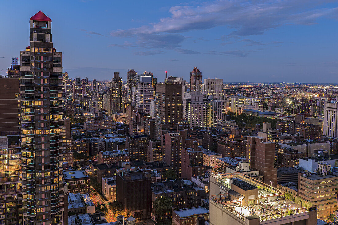 Midtown Manhattan in der Abenddämmerung; New York City, New York, Vereinigte Staaten Von Amerika