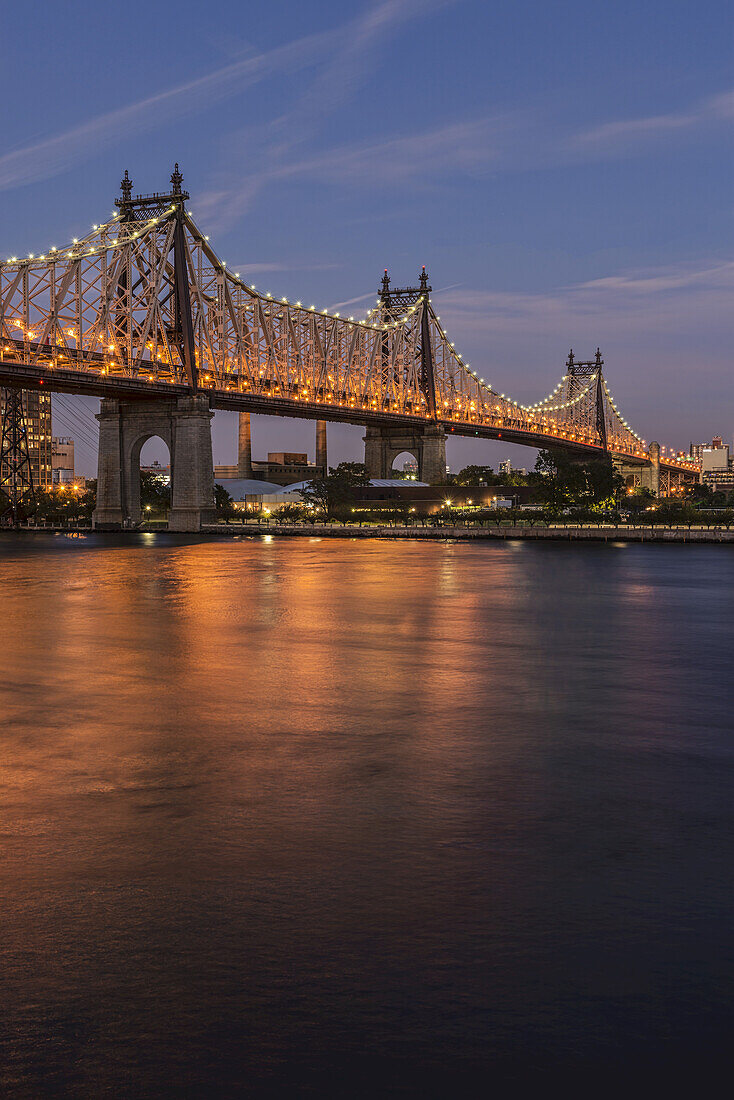 Queensboro (59th Street) Bridge bei Dämmerung; Queens, New York, Vereinigte Staaten Von Amerika