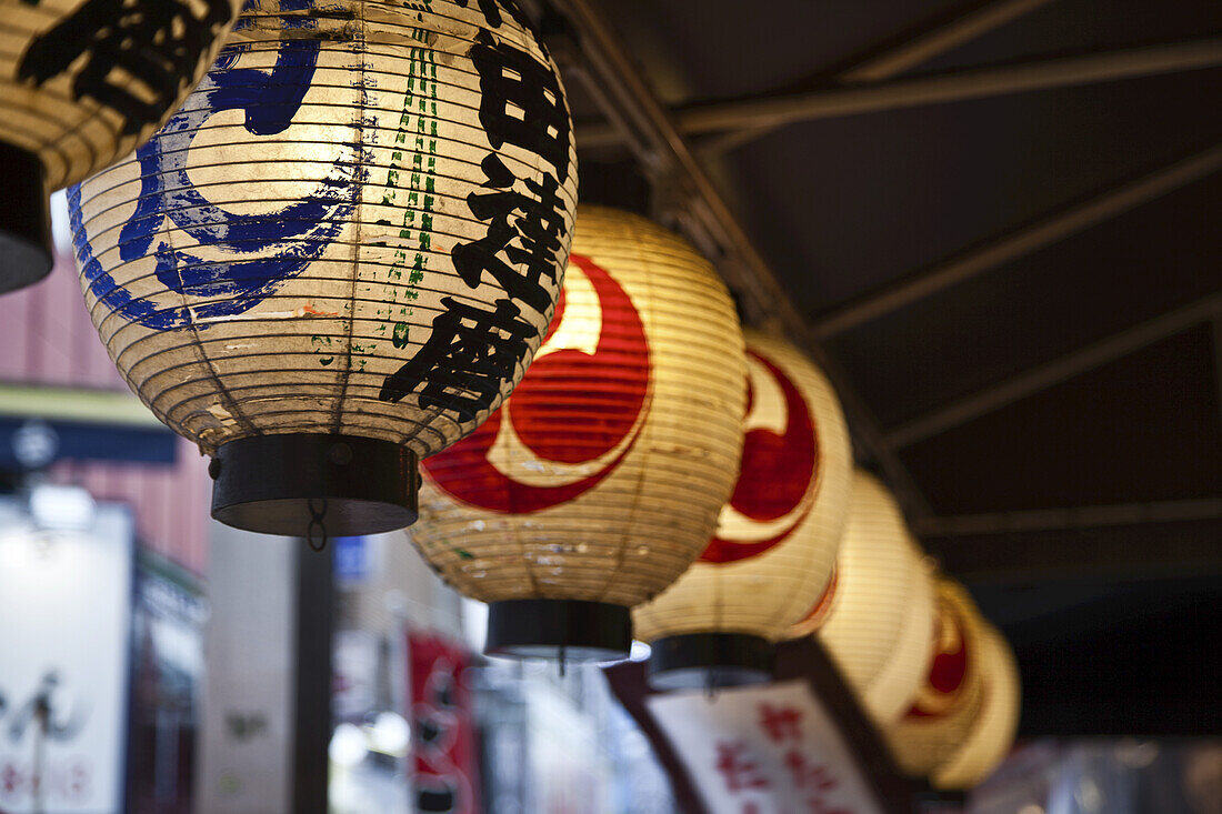 Beleuchtete Papierlaternen; Tokio, Japan