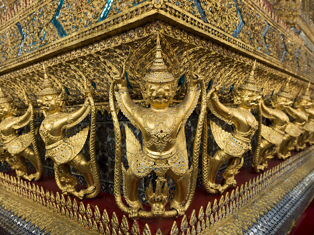 Goldstatuen in einer Reihe, Tempel des Smaragdbuddhas (Wat Phra Kaew); Bangkok, Thailand