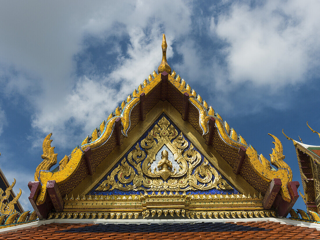 Verziertes und farbenfrohes Spitzdach eines Gebäudes, Tempel des Smaragdbuddhas (Wat Phra Kaew); Bangkok, Thailand