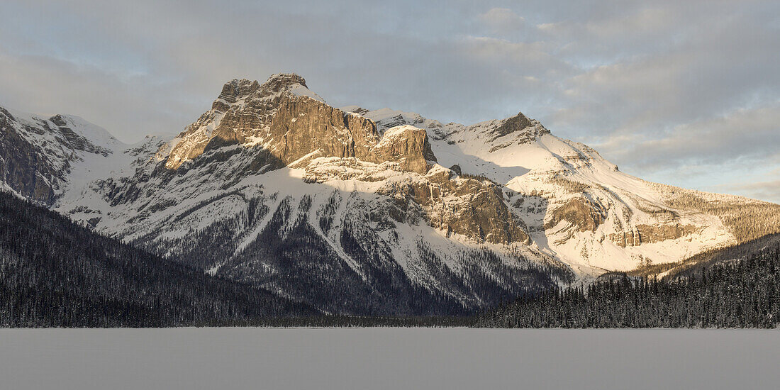 Gefrorener Smaragdsee im Yoho-Nationalpark; Britisch-Kolumbien, Kanada