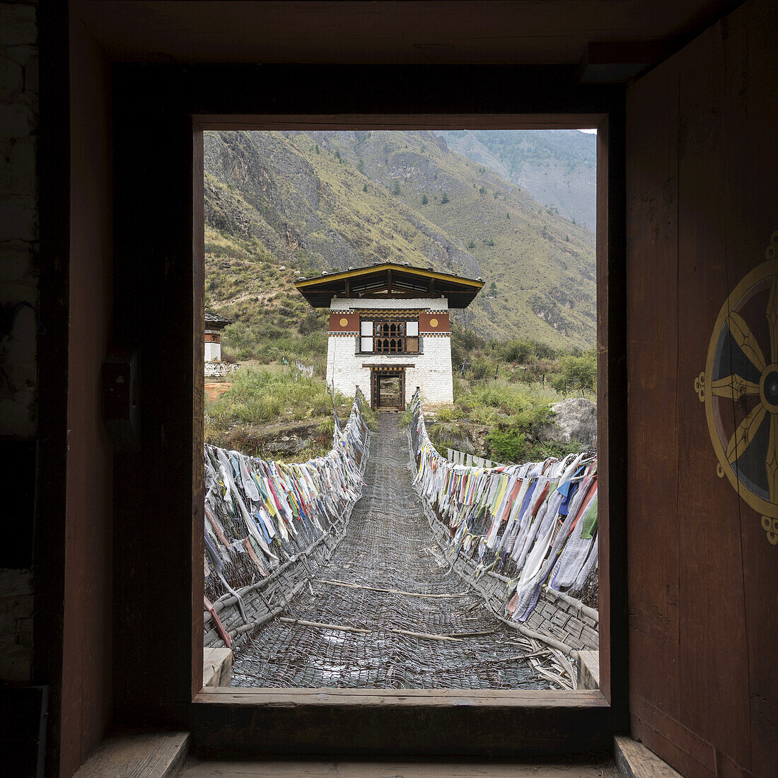 Hängebrücke aus Holz und Kette über den Paro-Fluss, nahe dem Tachog Lhakhang Dzong; Paro, Bhutan