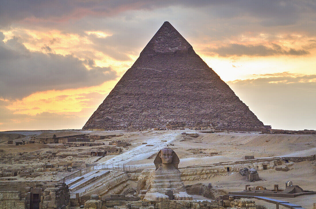 Sonnenuntergang, Sphinx (im Vordergrund), Chephren-Pyramide (im Hintergrund), Die Pyramiden von Gizeh; Gizeh, Ägypten