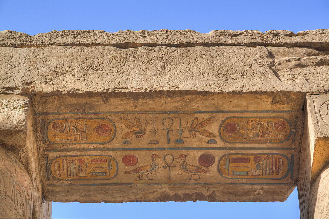 Türsturz mit Hieroglyphen in der Großen Hypostylhalle, Karnak-Tempelkomplex; Luxor, Ägypten