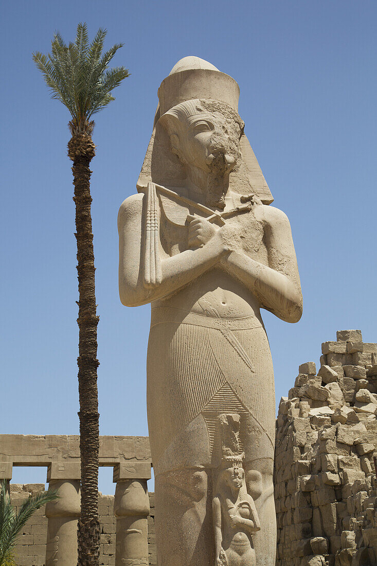 Statue von Ramses Ii mit seiner Tochter Benta-Anta, Vorhof, Karnak-Tempelkomplex; Luxor, Ägypten