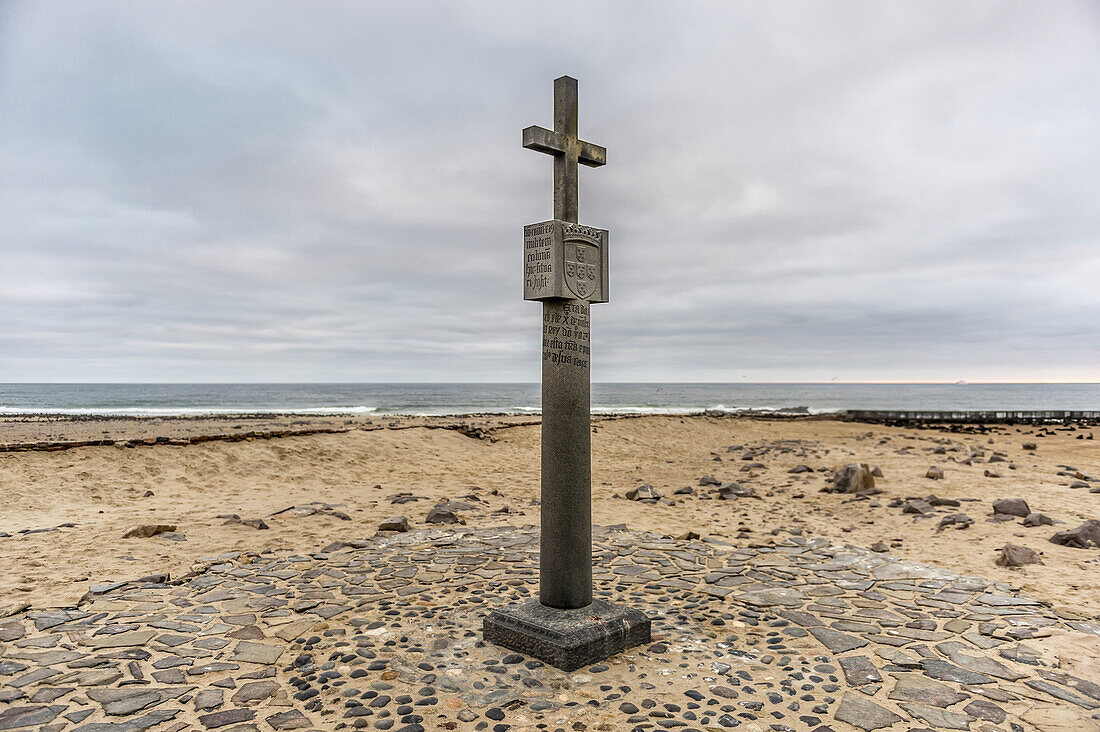 Robbenreservat mit Kap-Pelzrobben (Pinnipedia) im Hintergrund und der Nachbildung des Kap-Kreuzes, einem Grabstein für den portugiesischen Forscher Diogoco; Kap-Kreuz, Namibia