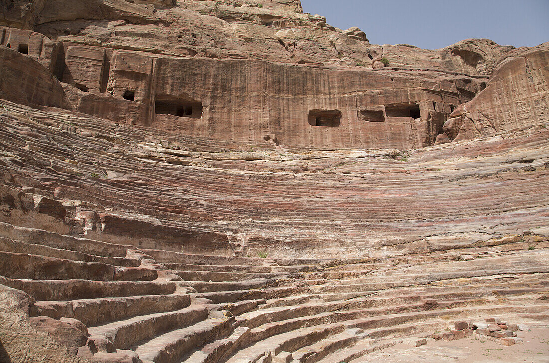 Steinstufen und in Stein gehauene rechteckige Öffnungen; Petra, Jordanien