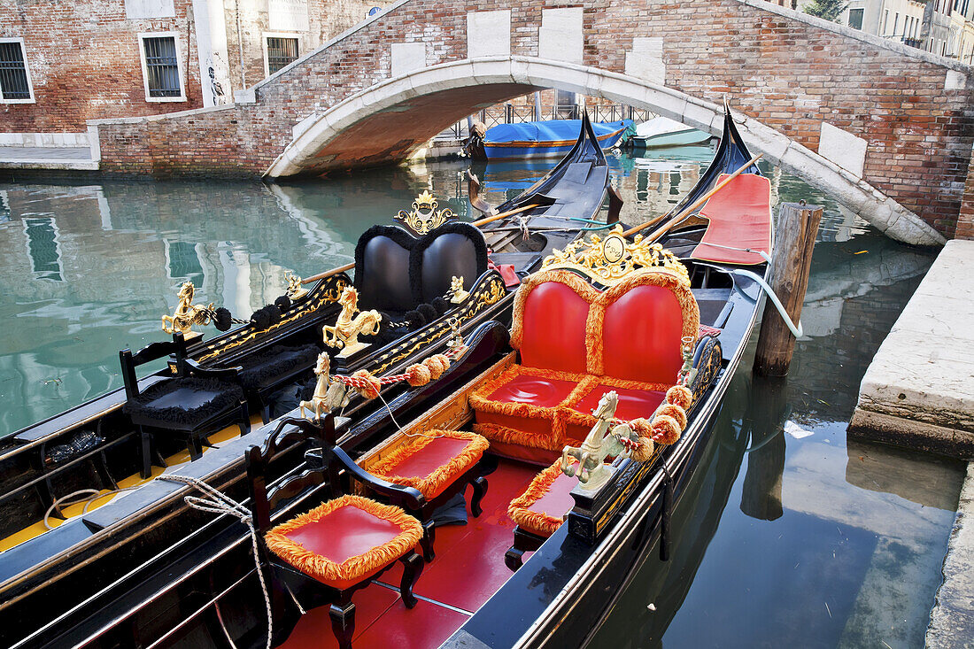 Gondeln in einem Kanal; Venedig, Italien
