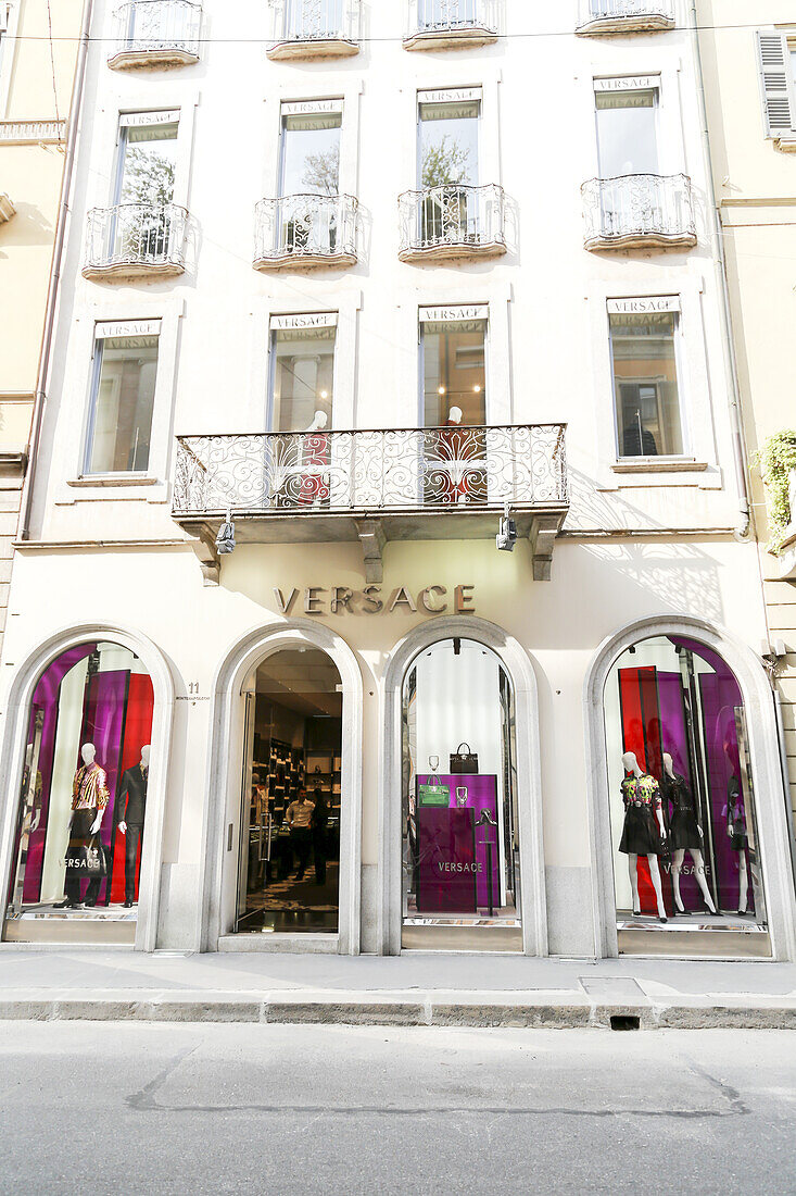 Der Versace Flagship Store am Montenapoleone, wo viele Luxusdesigner ihre Boutiquen haben; Mailand, Italien