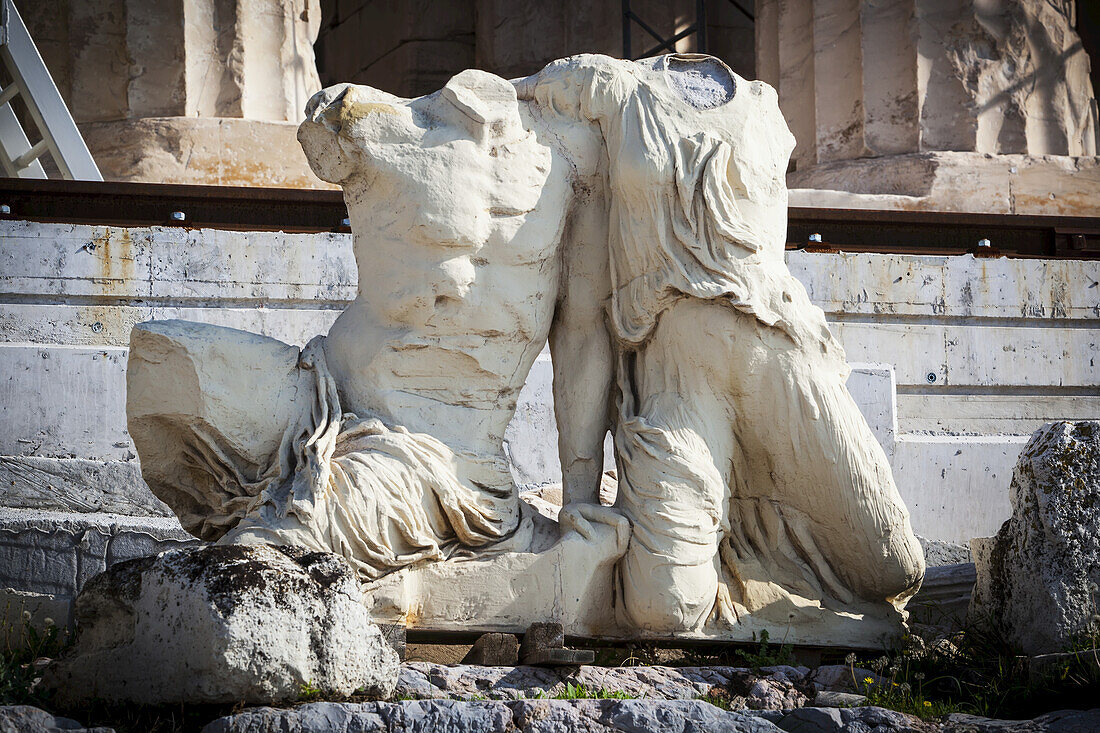 Kopflose Statuen in den Ruinen; Athen, Griechenland