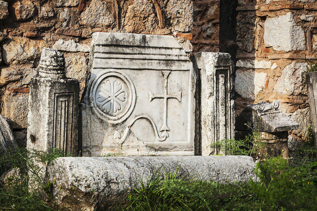 Gesprungene Steinstruktur mit einem Kreuz; Delphi, Griechenland