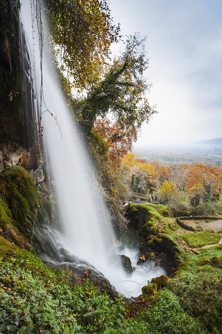 Wasserfall aus dem Fluss Edessaios mit herbstlichem Laub; Edessa, Griechenland