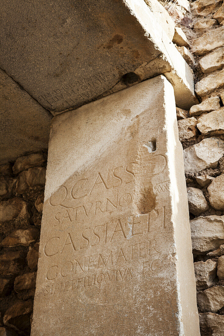 Griechische Schrift auf einer Steinmauer in einem Amphitheater; Philippi, Griechenland