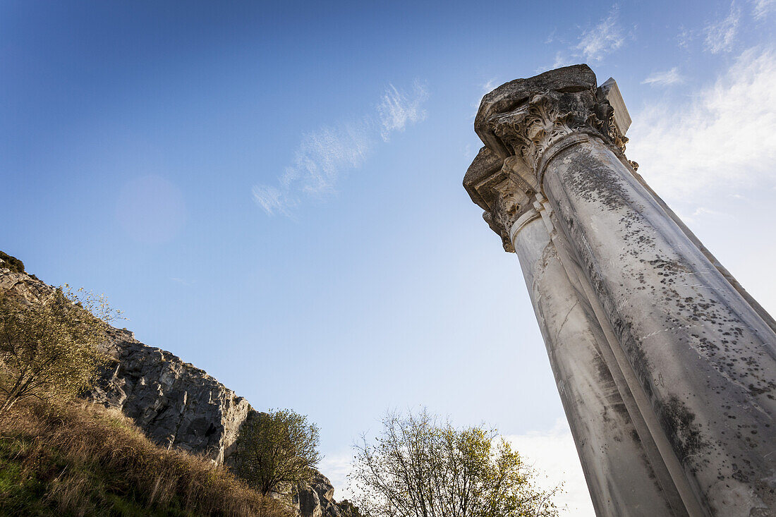 Niedriger Blickwinkel auf eine Säule; Philippi, Griechenland